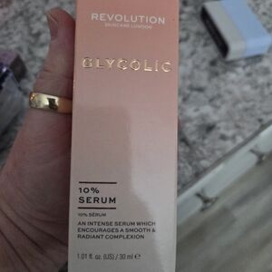 New In Box Revolution Glycolic 10% Serum - Pink and White